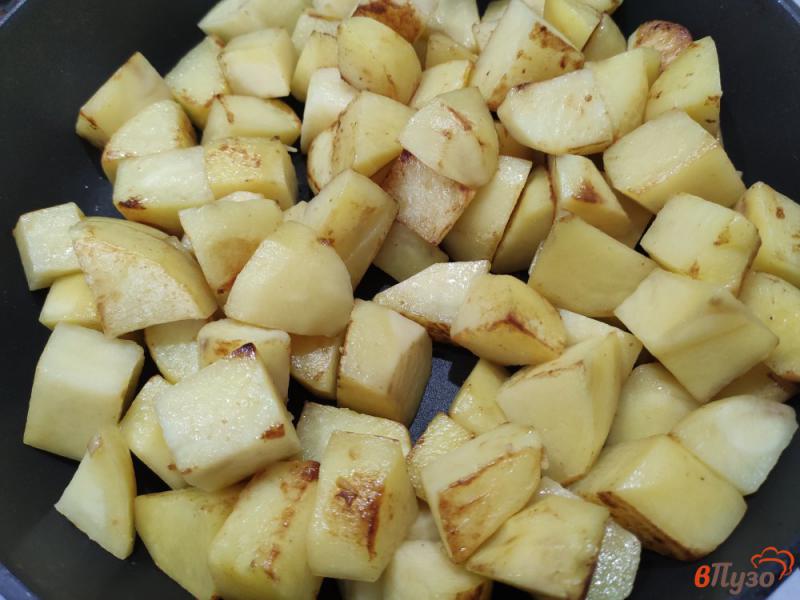 Фото приготовление рецепта: Картофель со свининой и солёным огурцом шаг №5