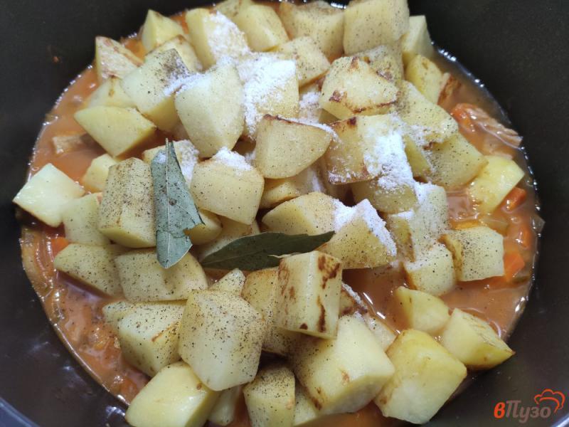 Фото приготовление рецепта: Картофель со свининой и солёным огурцом шаг №8