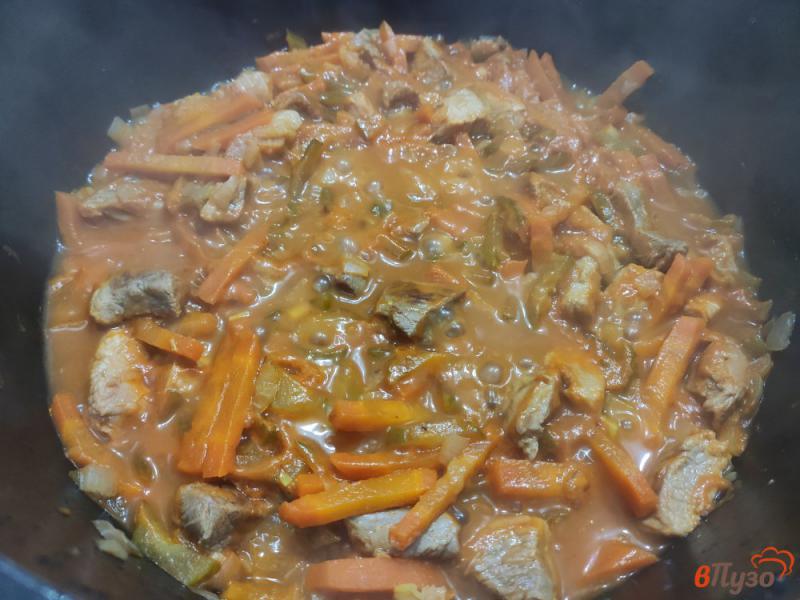 Фото приготовление рецепта: Картофель со свининой и солёным огурцом шаг №7