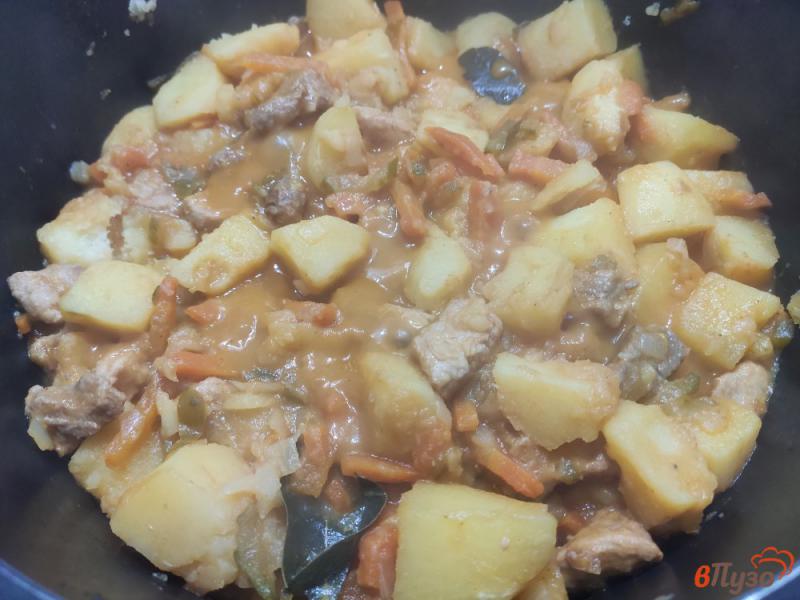 Фото приготовление рецепта: Картофель со свининой и солёным огурцом шаг №9