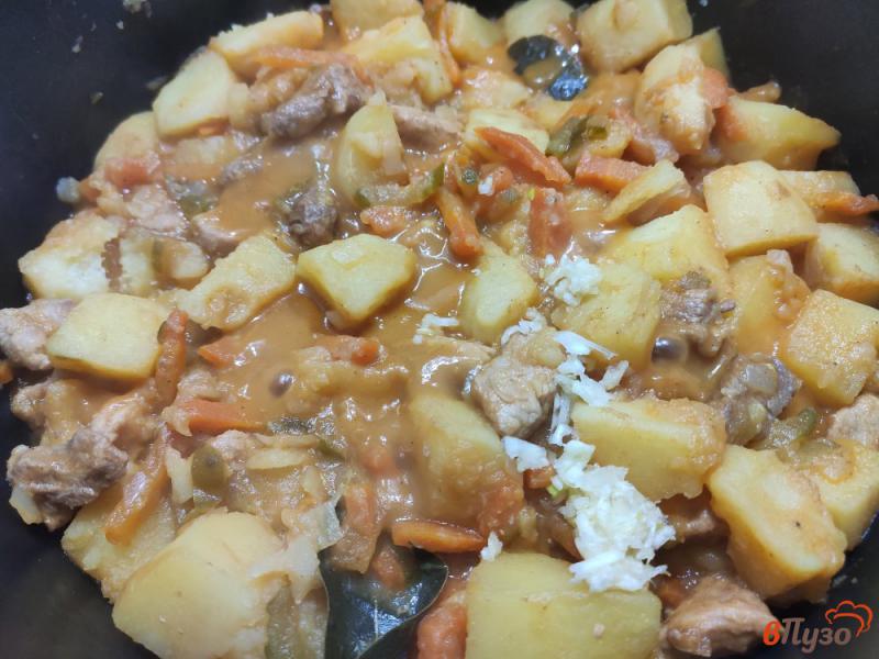 Фото приготовление рецепта: Картофель со свининой и солёным огурцом шаг №10