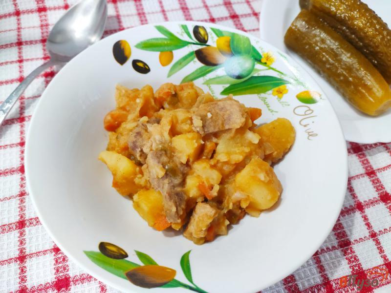 Фото приготовление рецепта: Картофель со свининой и солёным огурцом шаг №11