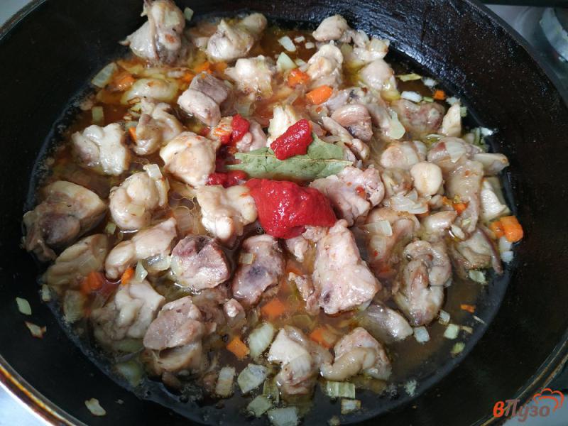 Фото приготовление рецепта: Куриный гуляш в томатной подливе шаг №5