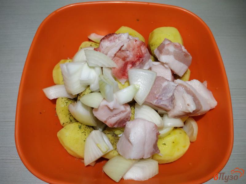 Фото приготовление рецепта: Запеченный картофель с салом и луком в рукаве шаг №3
