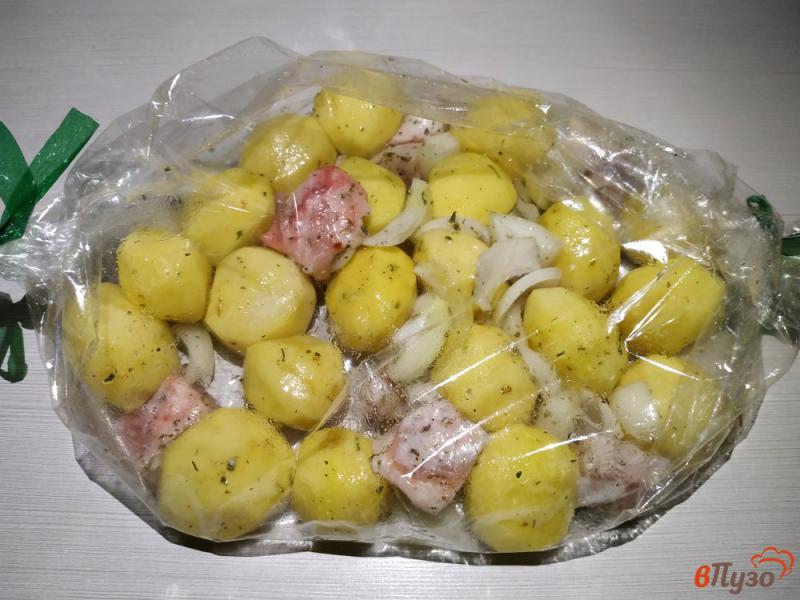 Фото приготовление рецепта: Запеченный картофель с салом и луком в рукаве шаг №4