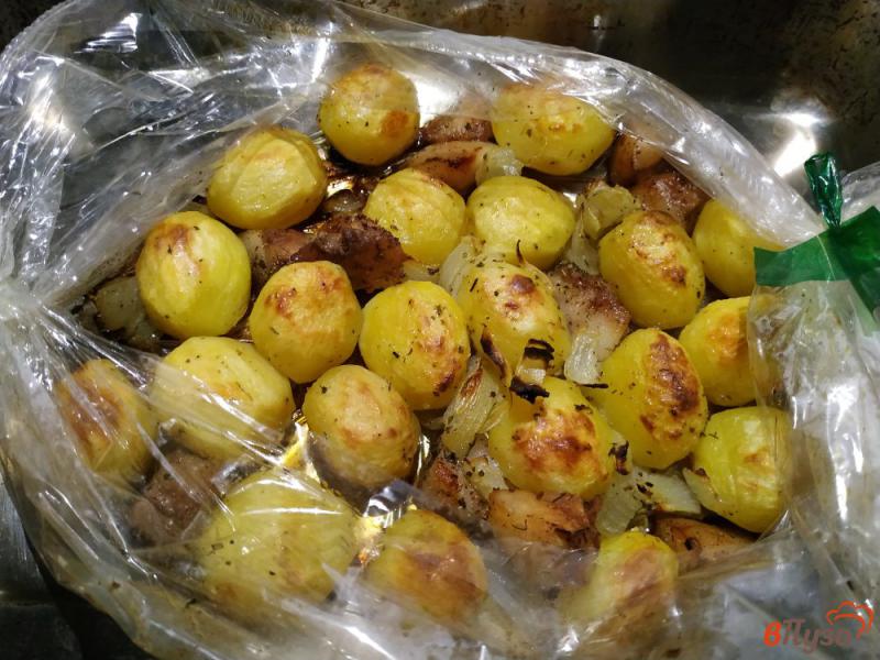 Фото приготовление рецепта: Запеченный картофель с салом и луком в рукаве шаг №5