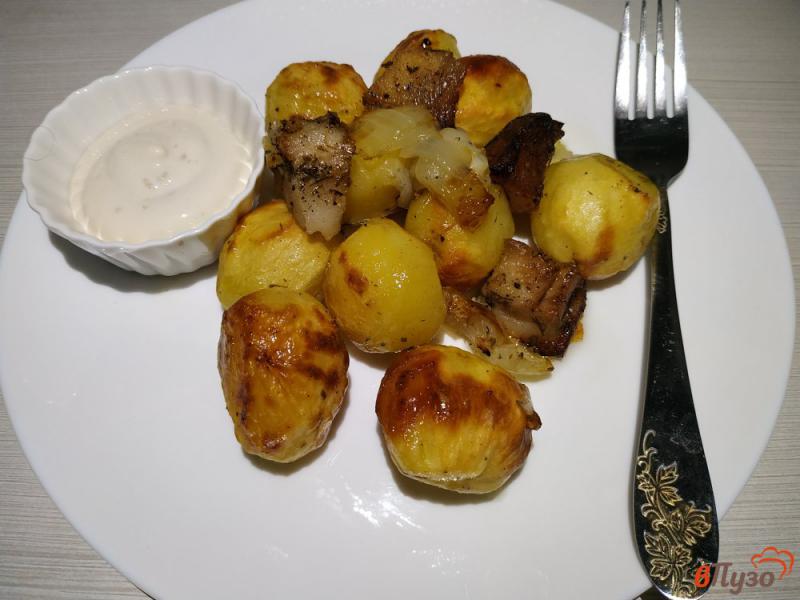 Фото приготовление рецепта: Запеченный картофель с салом и луком в рукаве шаг №6