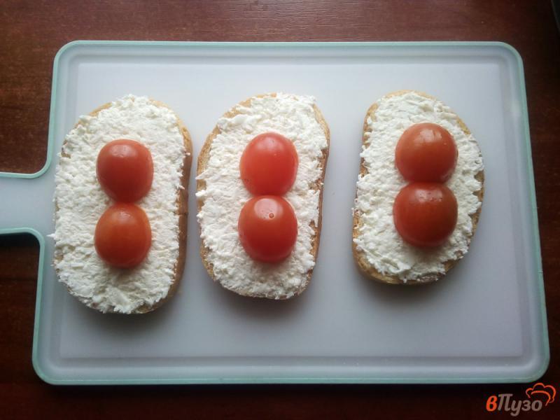Фото приготовление рецепта: Бутерброды с брынзой и помидорами шаг №5