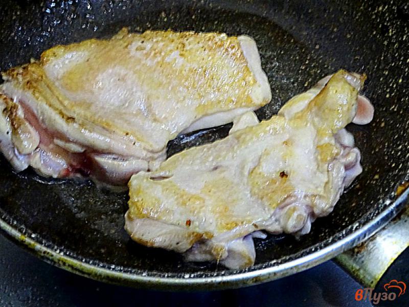Фото приготовление рецепта: Куриные бёдра в грибной подливе шаг №8