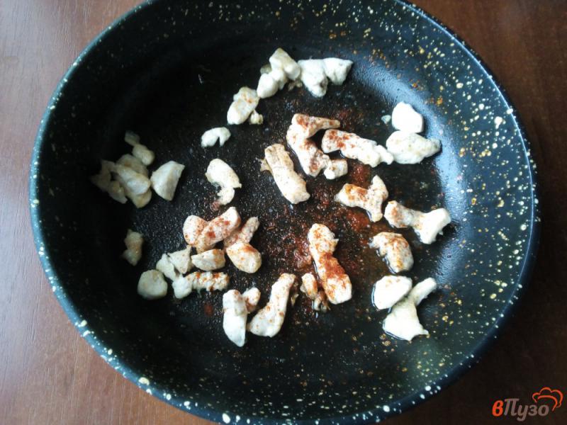 Фото приготовление рецепта: Омлет с куриным филе и сыром шаг №2