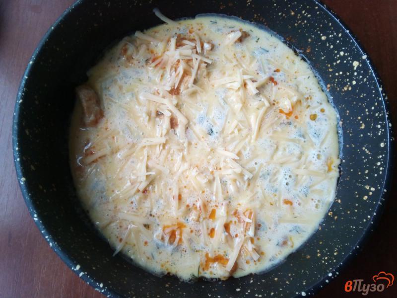Фото приготовление рецепта: Омлет с куриным филе и сыром шаг №5