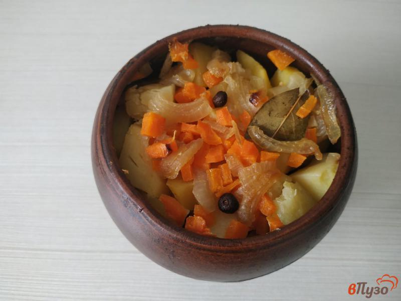 Фото приготовление рецепта: Запечённый картофель с охотничьими колбасками в горшочке шаг №9