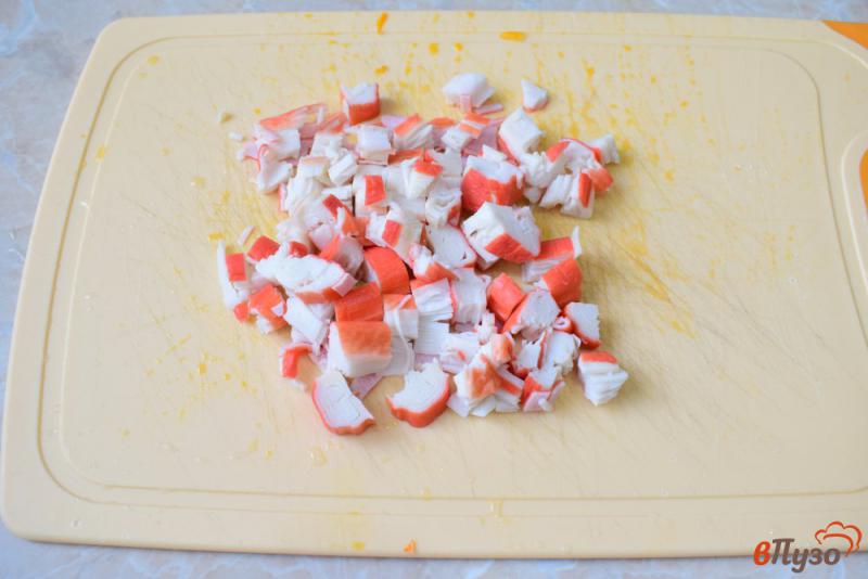 Фото приготовление рецепта: Салат с кукурузой морковью и крабовыми палочками шаг №2
