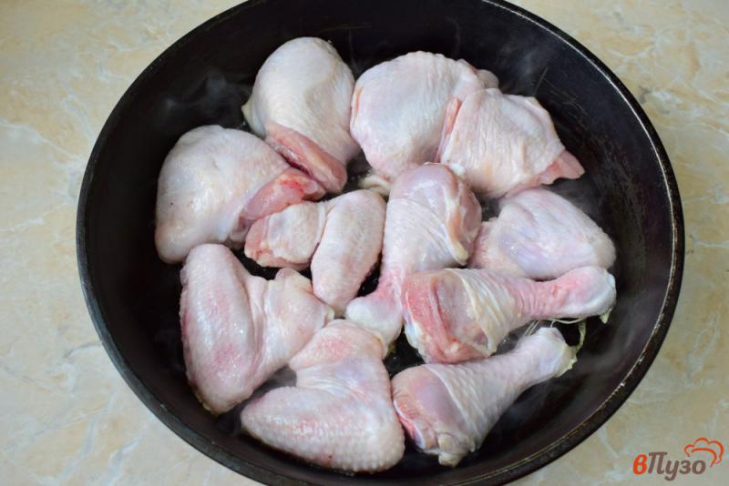 Фото приготовление рецепта: Курица тушеная в сливках с луком шаг №1