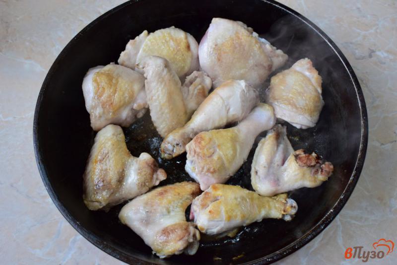 Фото приготовление рецепта: Курица тушеная в сливках с луком шаг №2