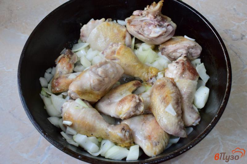 Фото приготовление рецепта: Курица тушеная в сливках с луком шаг №3