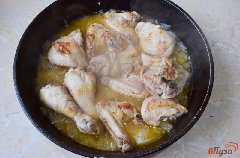 Фото приготовление рецепта: Курица тушеная в сливках с луком шаг №4