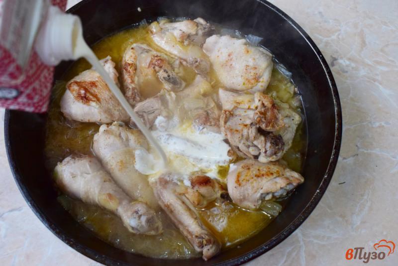 Фото приготовление рецепта: Курица тушеная в сливках с луком шаг №5