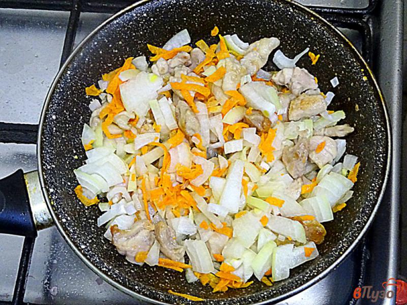 Фото приготовление рецепта: Ячневая каша с мясом и овощами шаг №3