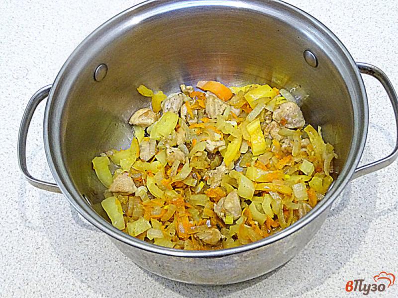 Фото приготовление рецепта: Ячневая каша с мясом и овощами шаг №5