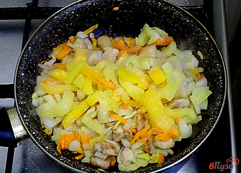 Фото приготовление рецепта: Ячневая каша с мясом и овощами шаг №4