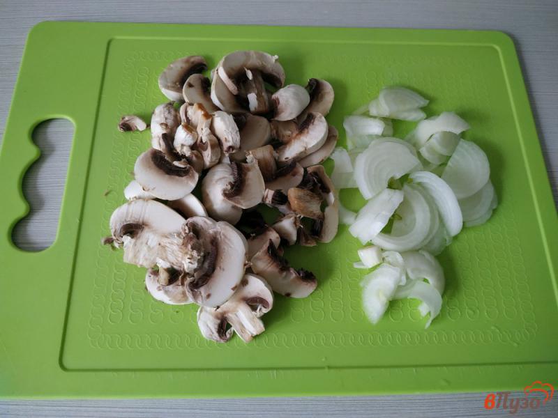Фото приготовление рецепта: Пицца с грибами на сковороде шаг №1