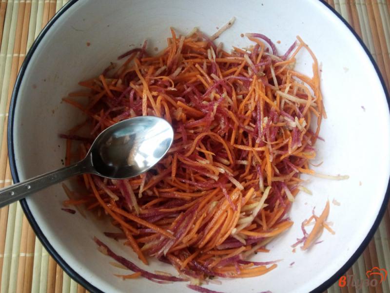 Фото приготовление рецепта: Салат из моркови и редьки по-корейски шаг №6