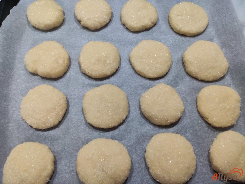 Фото приготовление рецепта: Мягкое печенье на ряженке с кокосовой стружкой шаг №5