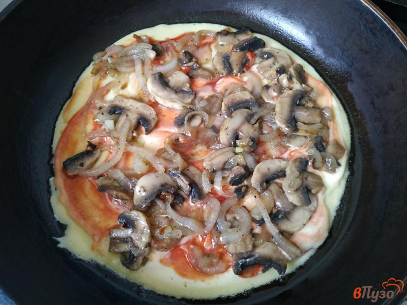 Фото приготовление рецепта: Пицца с грибами на сковороде шаг №9
