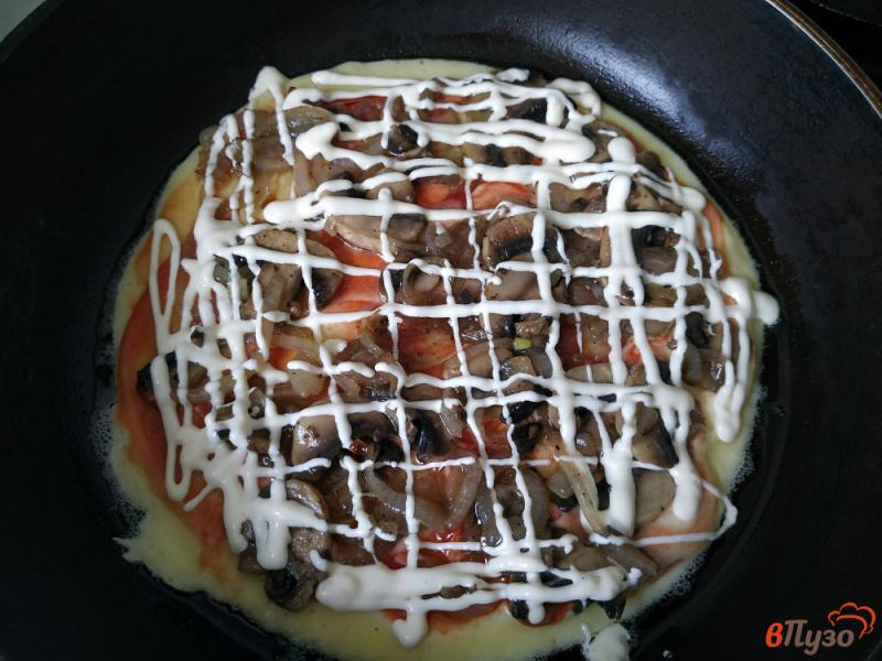 Фото приготовление рецепта: Пицца с грибами на сковороде шаг №10