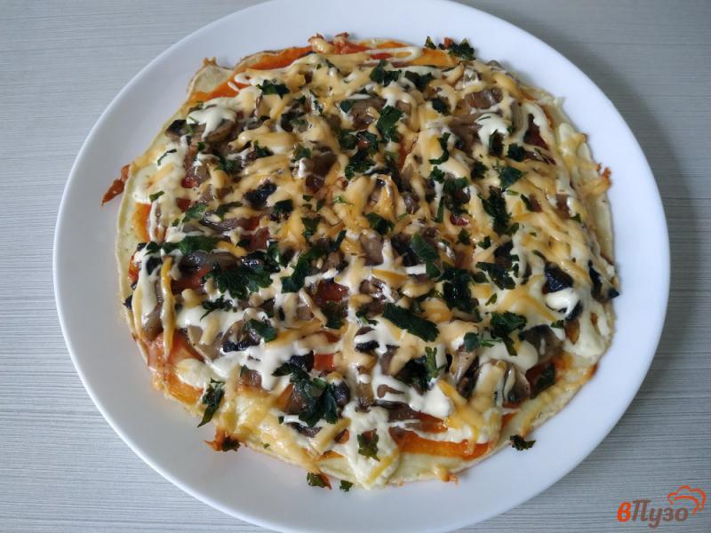 Фото приготовление рецепта: Пицца с грибами на сковороде шаг №13