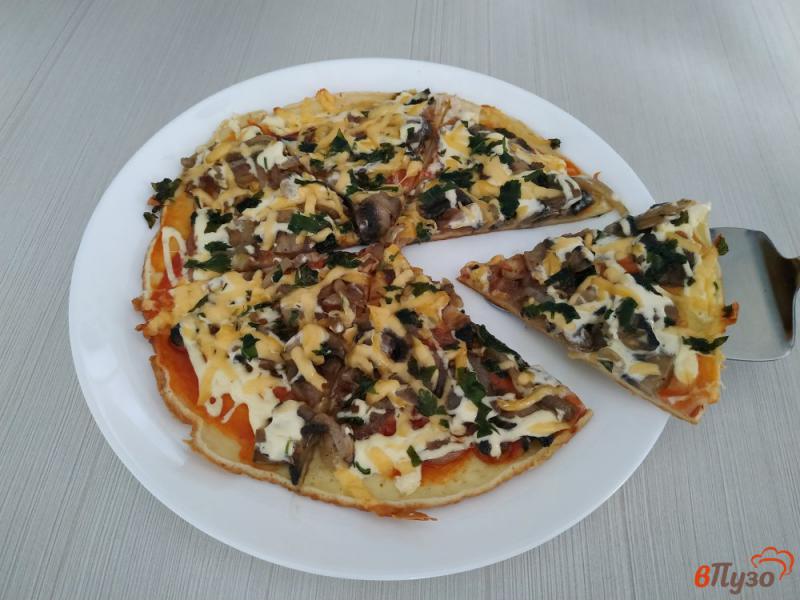 Фото приготовление рецепта: Пицца с грибами на сковороде шаг №14