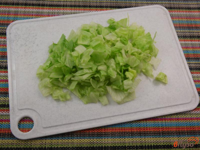 Фото приготовление рецепта: Салат с обжаренным фаршем и черри шаг №4
