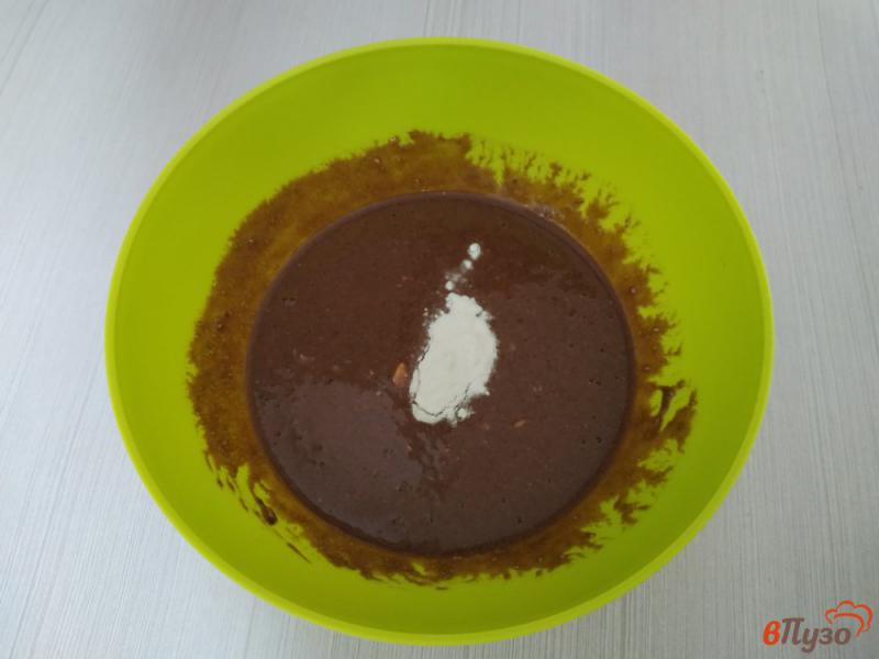 Фото приготовление рецепта: Шоколадные кексы в микроволновке шаг №4