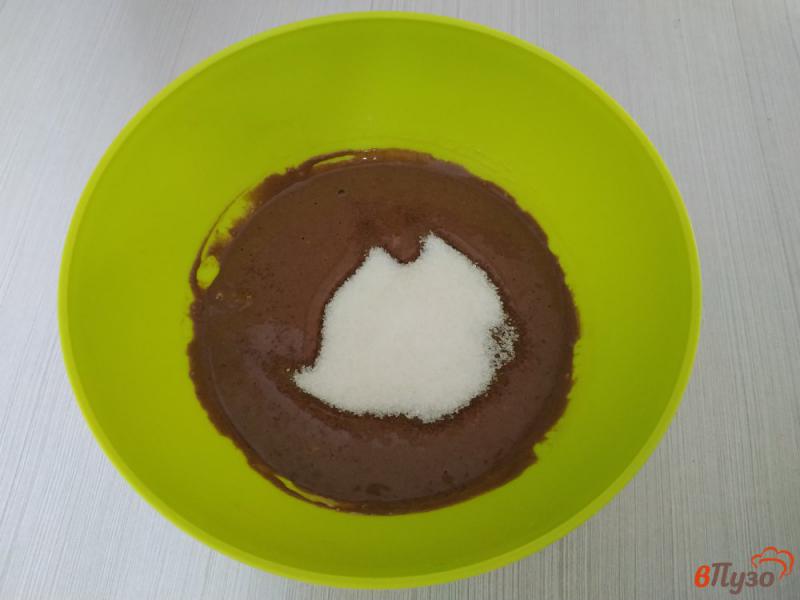 Фото приготовление рецепта: Шоколадные кексы в микроволновке шаг №3