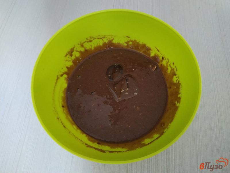 Фото приготовление рецепта: Шоколадные кексы в микроволновке шаг №5