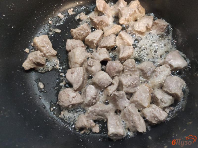 Фото приготовление рецепта: Плов со свининой и кетчупом шаг №3