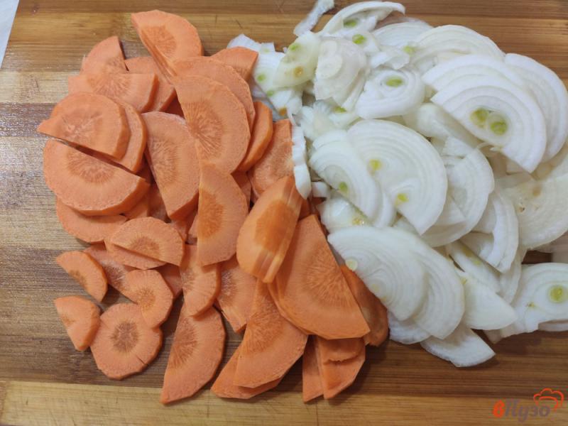 Фото приготовление рецепта: Толстолобик запечённый с картофелем шаг №6
