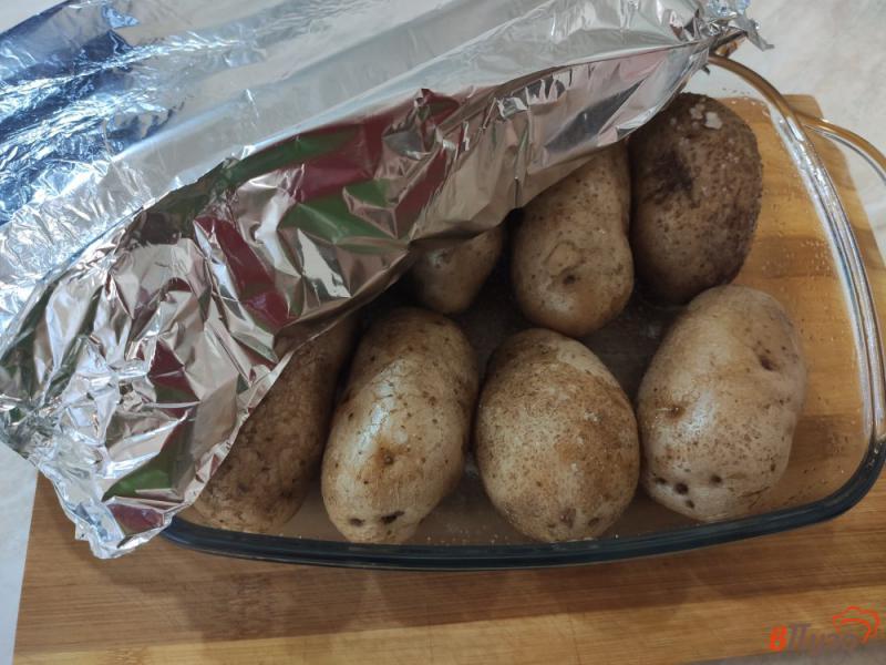 Фото приготовление рецепта: Картофель запечённый в мундире шаг №3