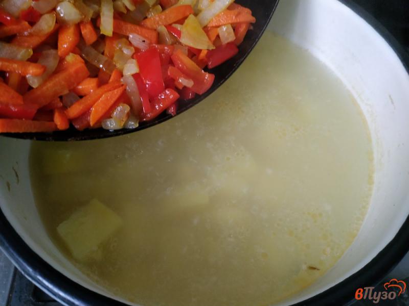 Фото приготовление рецепта: Суп с форелью шаг №7
