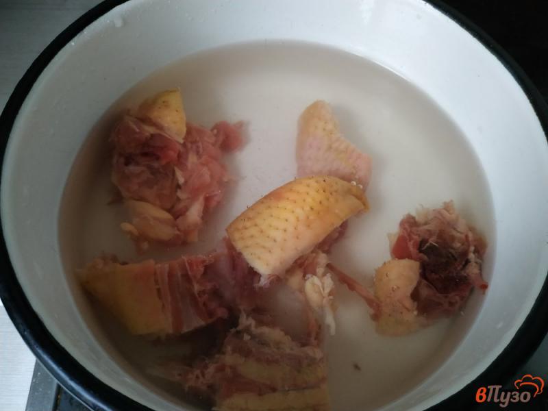 Фото приготовление рецепта: Тушеный картофель с курицей и сметаной шаг №2