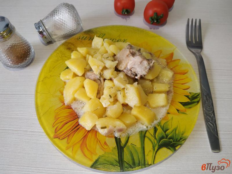 Фото приготовление рецепта: Тушеный картофель с курицей и сметаной шаг №9