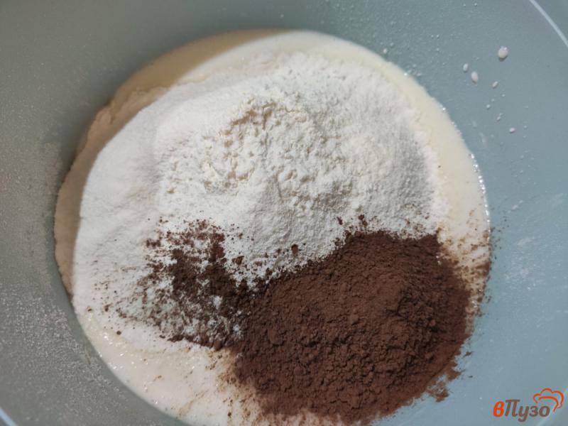 Фото приготовление рецепта: Шоколадные панкейки с соусом шаг №3
