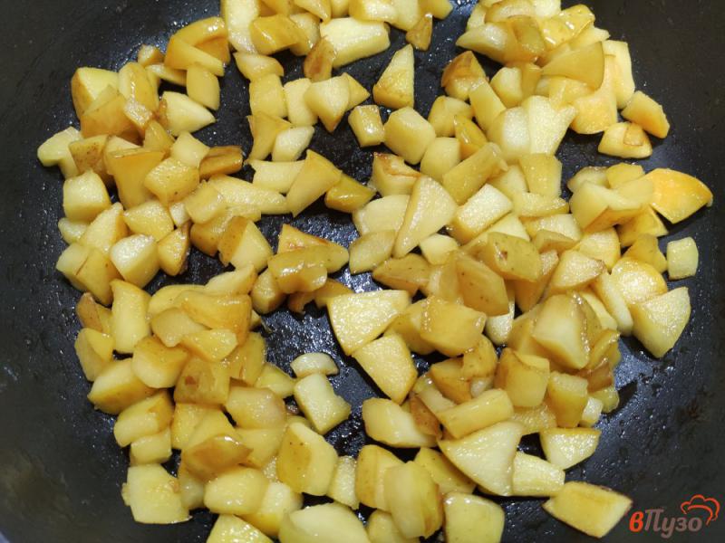 Фото приготовление рецепта: Пирог с яблоками на сковороде шаг №2