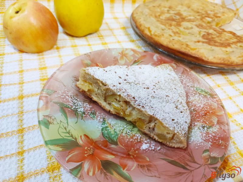 Фото приготовление рецепта: Пирог с яблоками на сковороде шаг №10