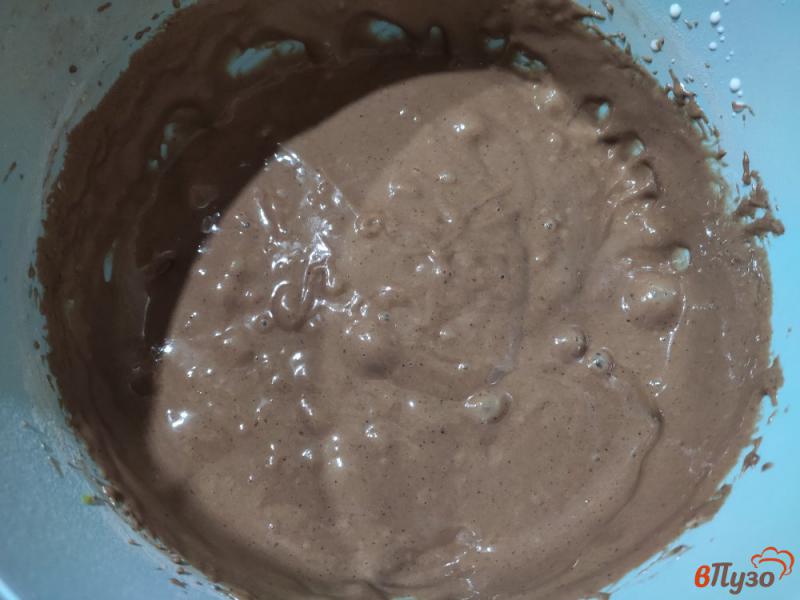 Фото приготовление рецепта: Капкейки с вишней и белково-шоколадным кремом шаг №4