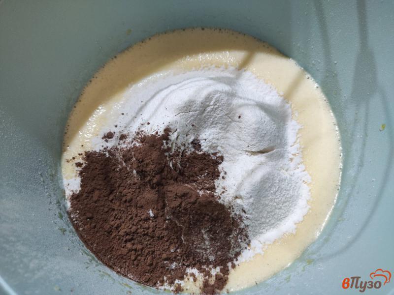 Фото приготовление рецепта: Капкейки с вишней и белково-шоколадным кремом шаг №3