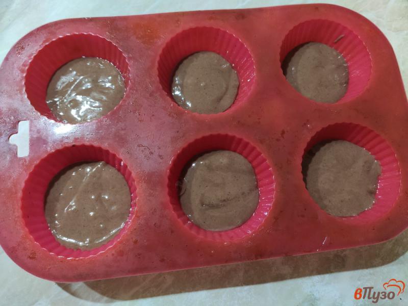 Фото приготовление рецепта: Капкейки с вишней и белково-шоколадным кремом шаг №5