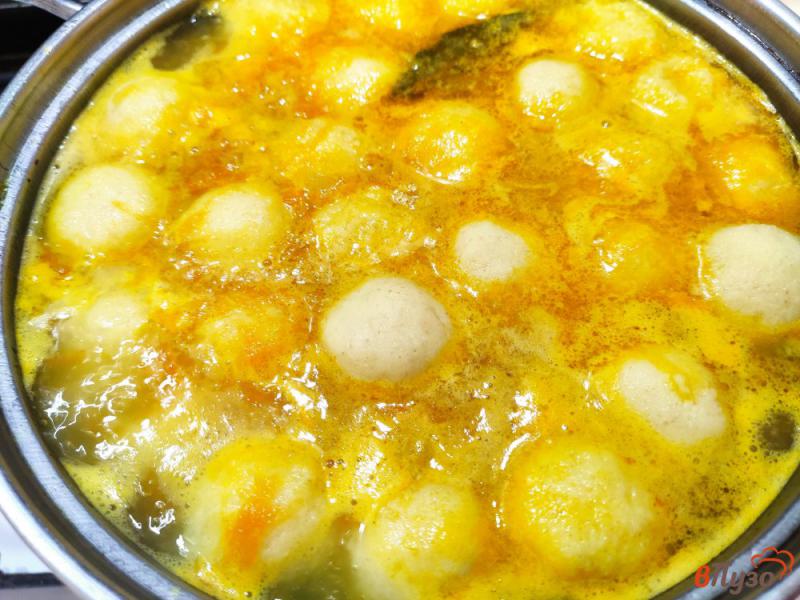 Фото приготовление рецепта: Суп с картофельными шариками шаг №9