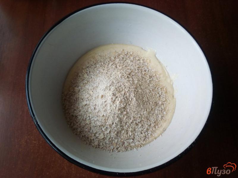 Фото приготовление рецепта: Овсяное печенье с шоколадной крошкой шаг №4
